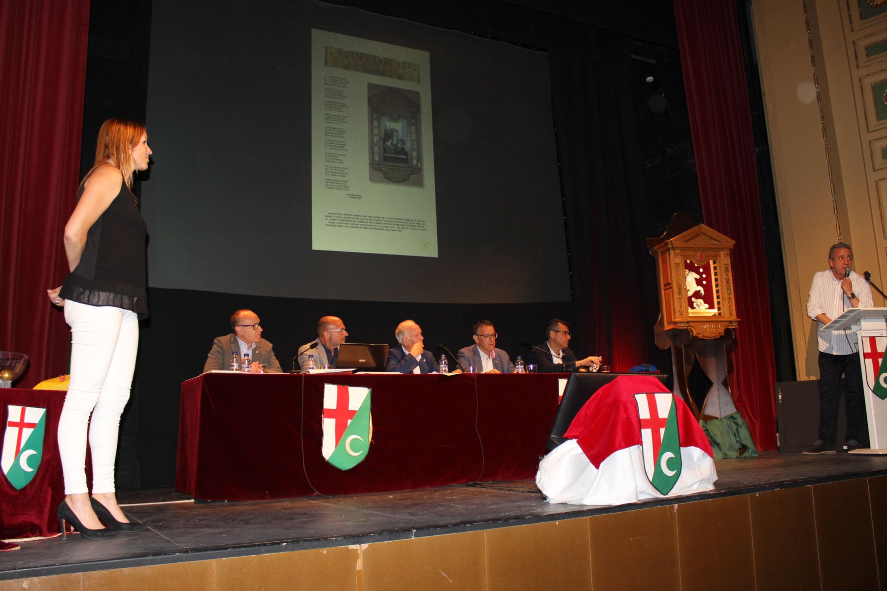 Ana Gisbert Mira-Perceval, junto al primer tro de la Filà Marrakesch, Fernando Mira, durante la presentación de la fianza