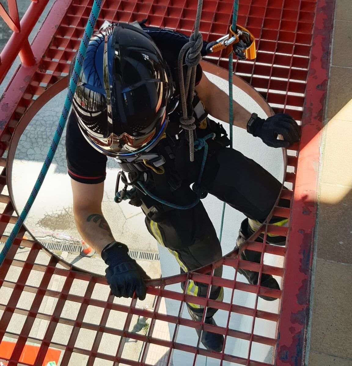 Un bombero de Jaén se dispone a descender desde las alturas