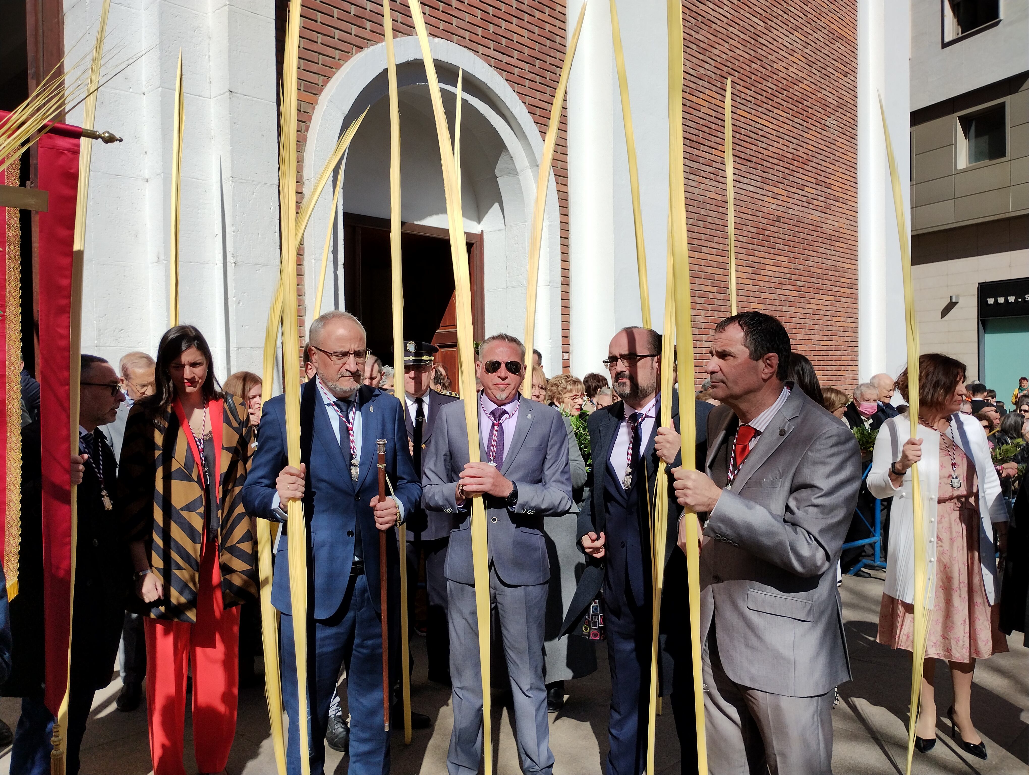 El alcalde y otras autoridades, en la procesión del domingo de Ramos