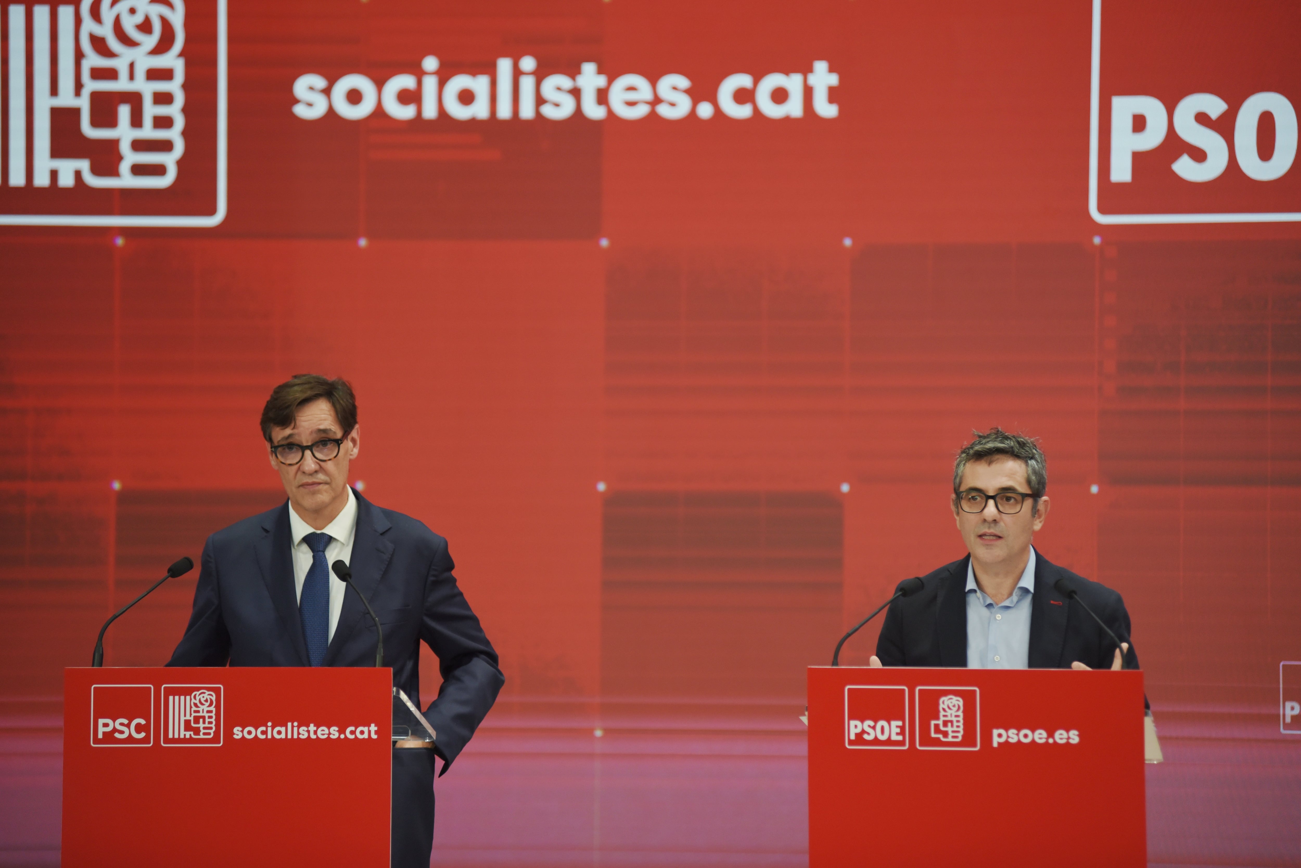 El secretario general del PSC, Salvador Illa (i), y el ministro de Presidencia, Félix Bolaños (d), durante la rueda de prensa para presentar el pacto con ERC este jueves.