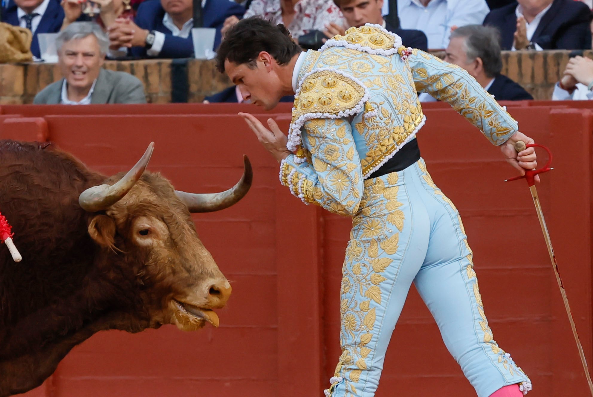 SEVILLA, 21/04/2026.- El diestro Daniel Luque durante la décima corrida de la Feria de Abril de Sevilla, con reses de la ganadería de Núñez del Cuvillo, este martes en la plaza de la Maestranza. EFE/José Manuel Vidal