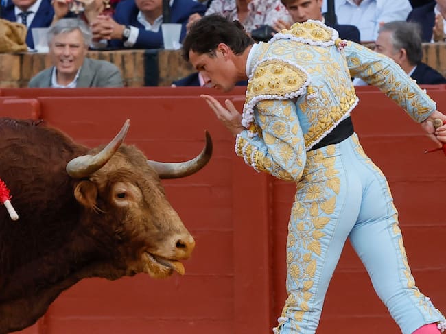 SEVILLA, 21/04/2026.- El diestro Daniel Luque durante la décima corrida de la Feria de Abril de Sevilla, con reses de la ganadería de Núñez del Cuvillo, este martes en la plaza de la Maestranza. EFE/José Manuel Vidal