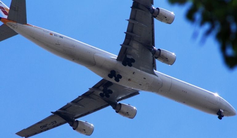 Dormir, leer, comer, descansar la mente, entre los consejos de las aerolíneas.