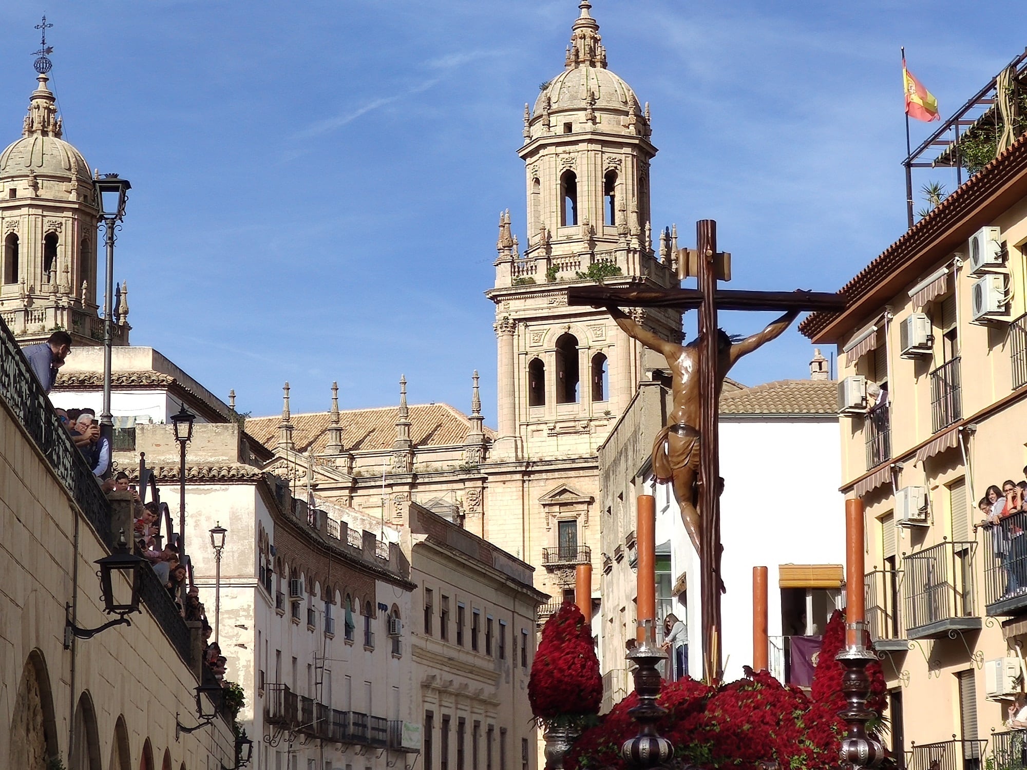 El Cristo de la Hermandad de Los Estudiantes, camino a la Catedral de Jaén el Lunes Santo