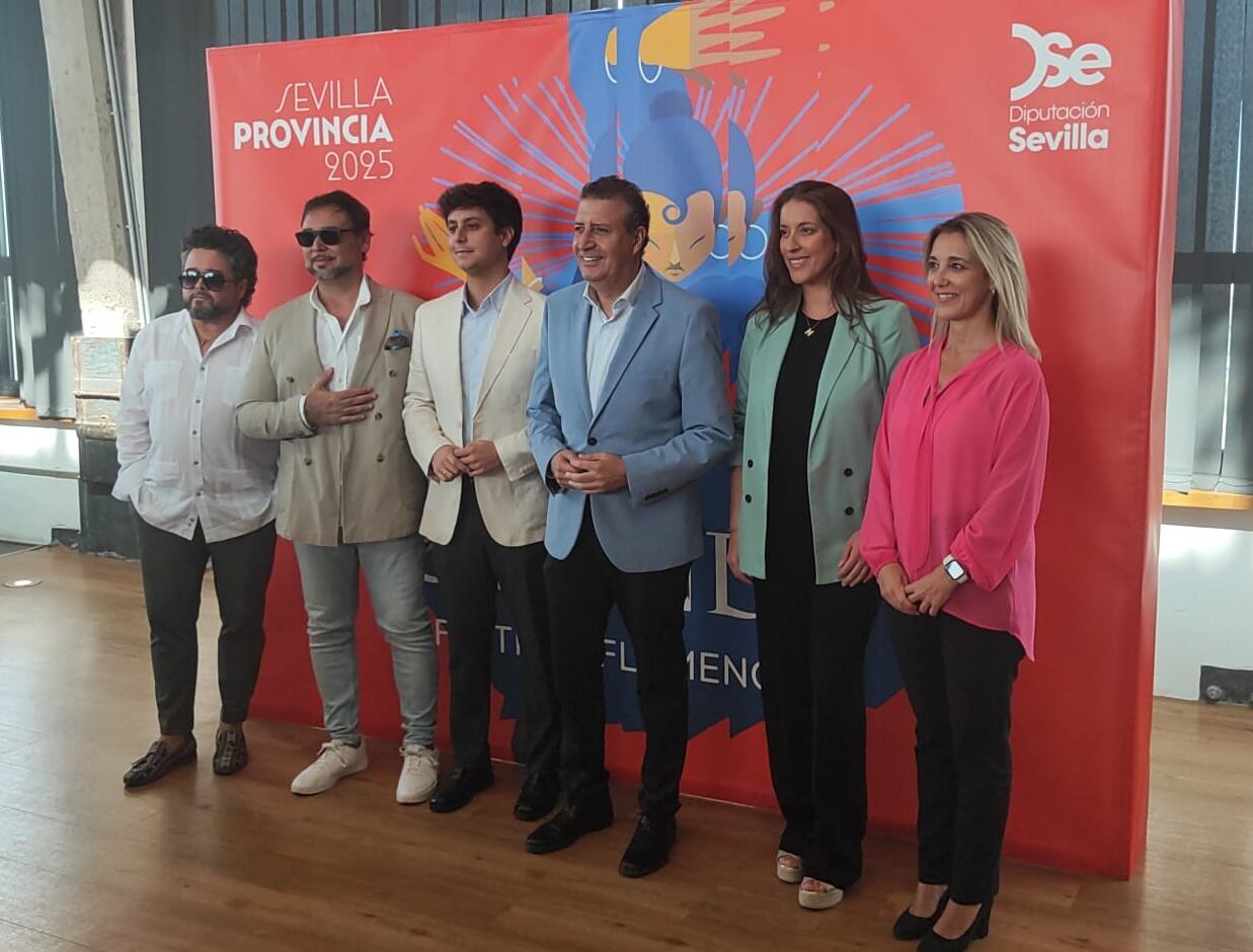 De izquierda a derecha, los cantaores Rafael de Utrera y José Valencia, el diputado provincial de Cultura, Casimiro Fernández; el presidente de la Diputación, Javier Fernández; la cantaora Argentina y la alcaldesa de Alcalá de Guadaíra, Ana Isabel Jiménez