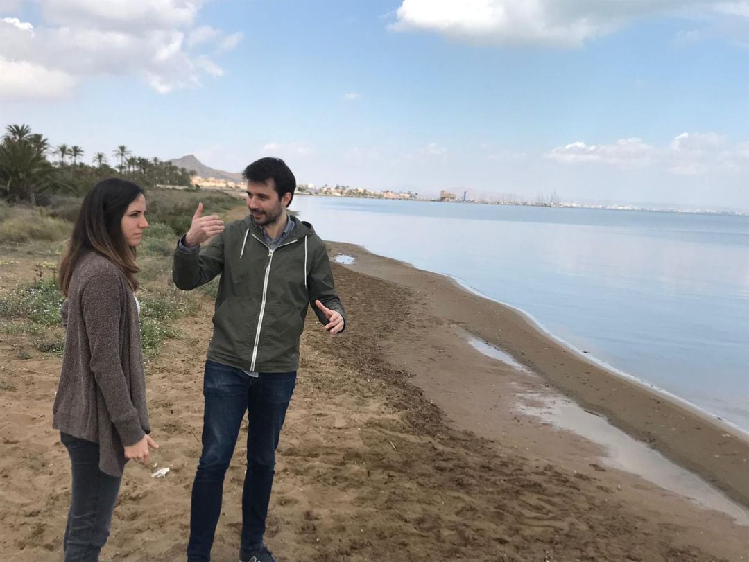 Ione Belarra junto a Javier Sánchez Serna, durante una visita al Mar Menor en octubre de 2019