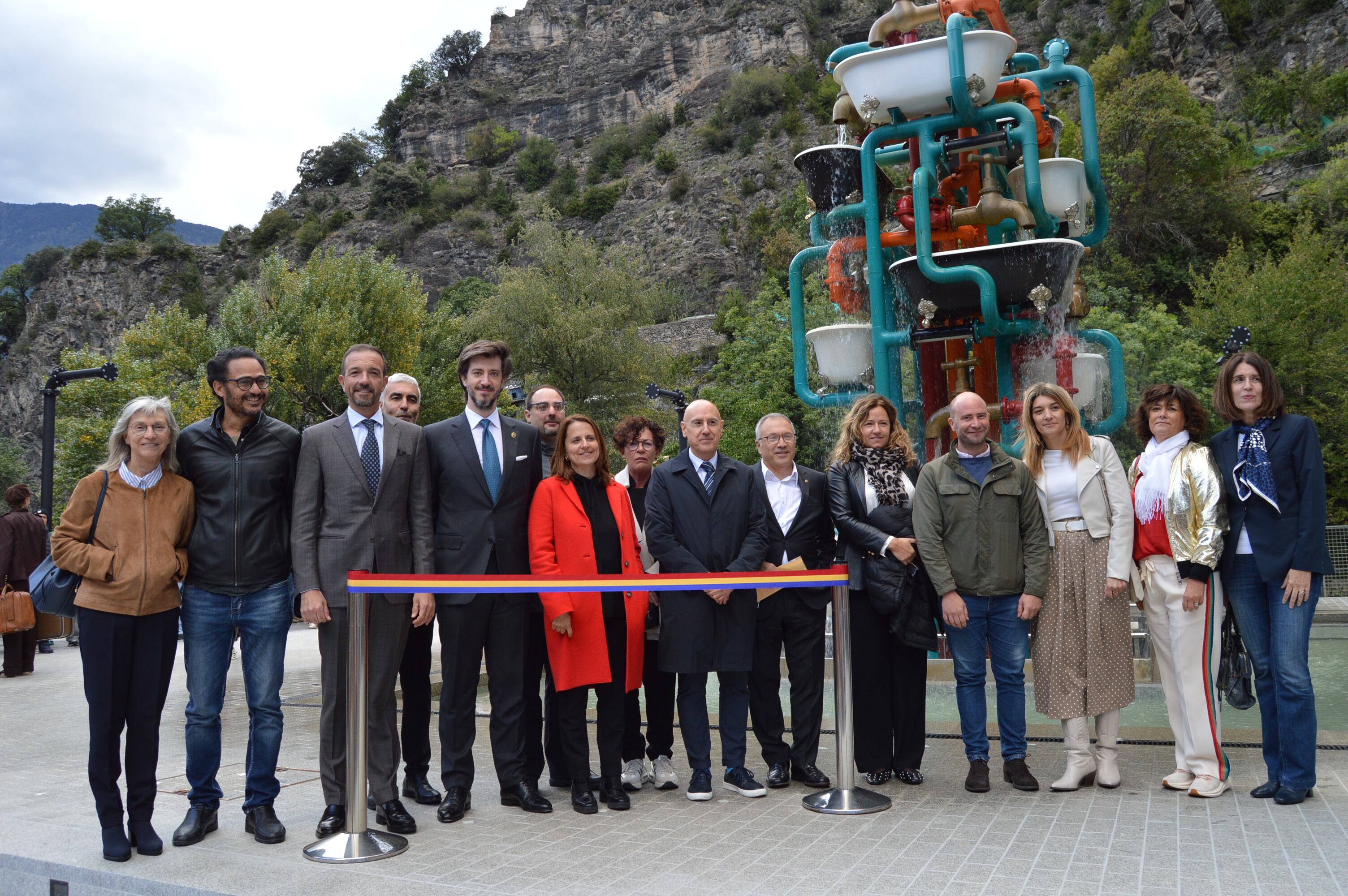 Les autoritats a punt de tallar la cinta que inaugurava oficialment l'espai Caldes