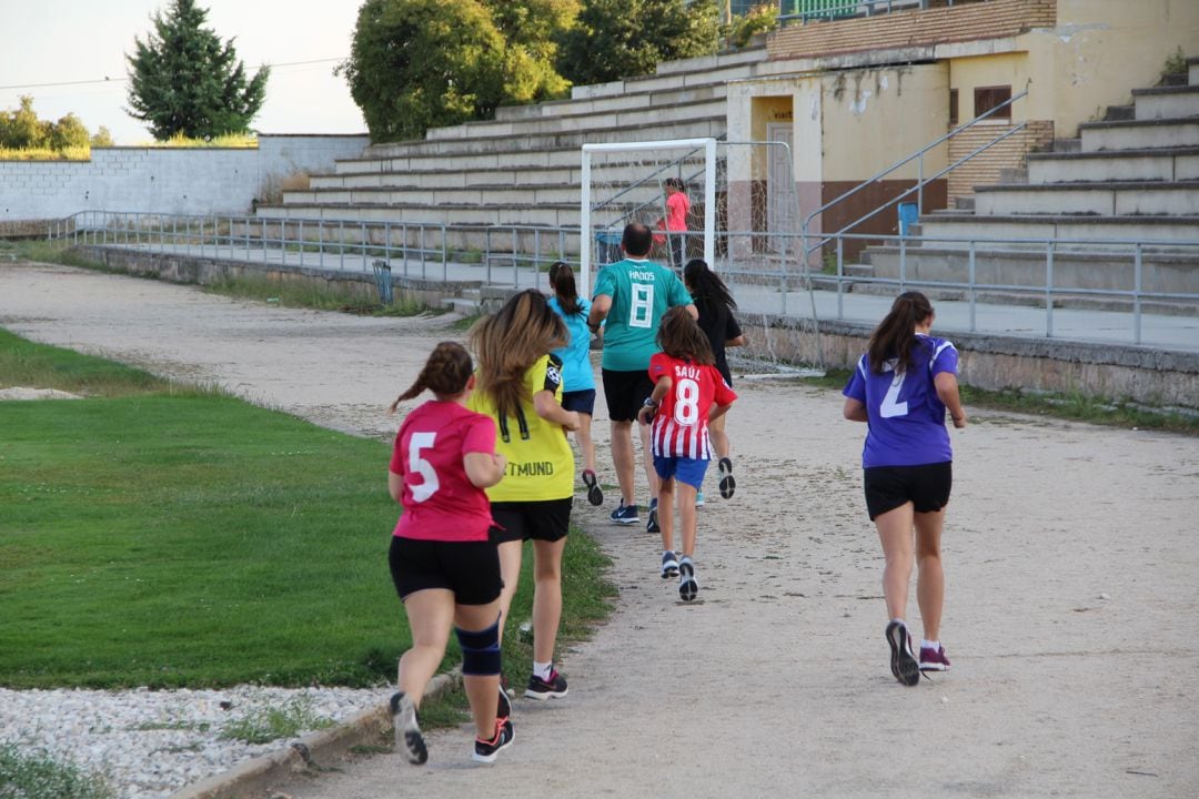 Un grupo de jóvenes corren en las pistas de atletismo de Cuéllar