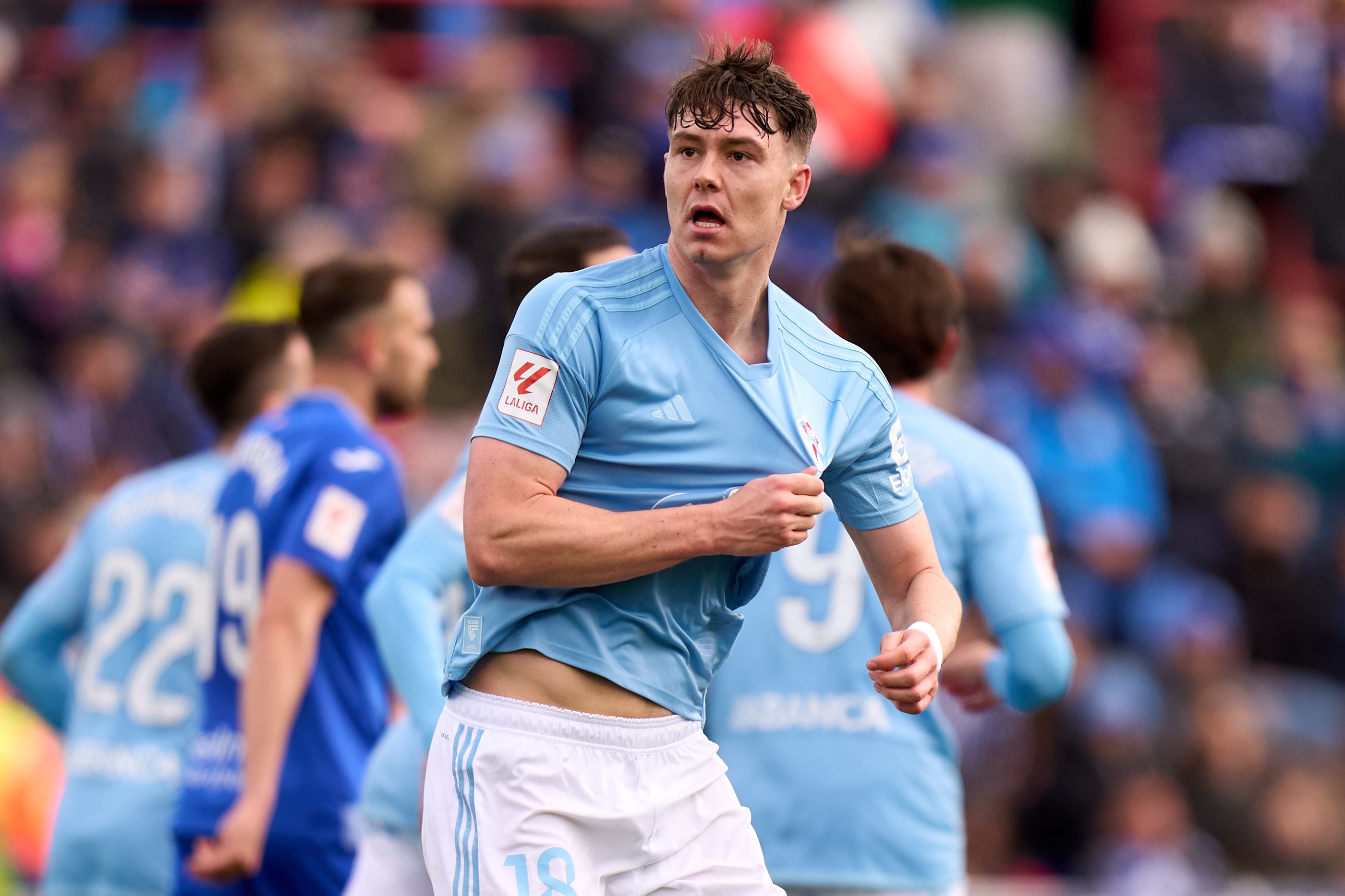 Jorgen Strand Larsen celebra un gol con el Celta de Vigo mostrando el escudo