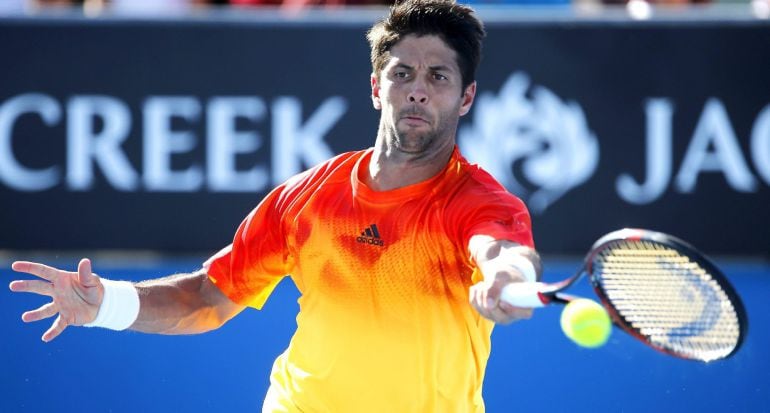 El español Fernando Verdasco devuelve la bola al israelí Dudi Sela en la segunda ronda del Abierto de Australia.