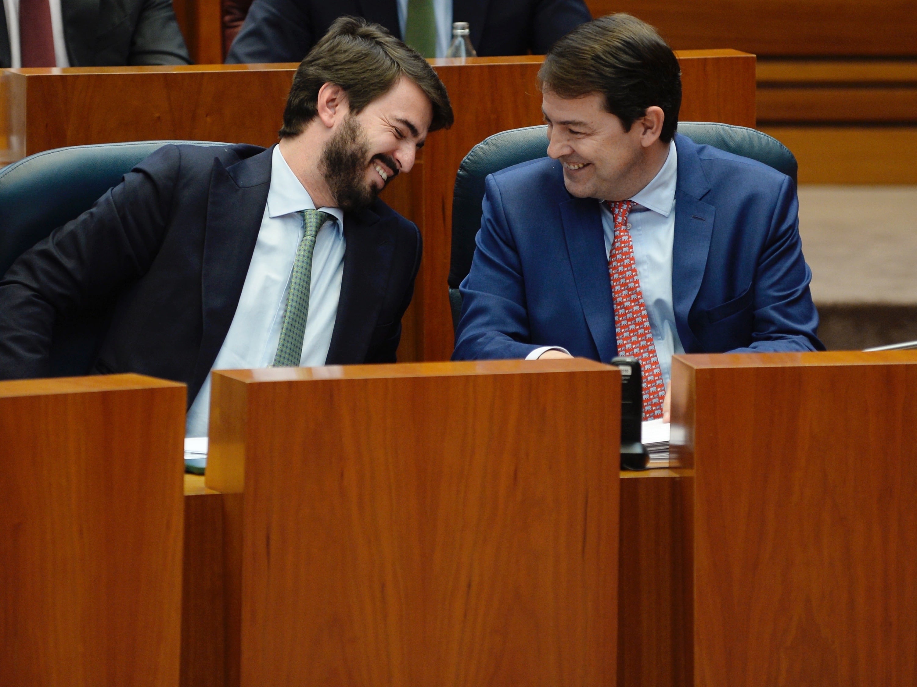 El presidente de la Junta de Castilla y León, Alfonso Fernández Mañueco (d), junto al vicepresidente, Juan García Gallardo (i), en el parlamento regional. EFE /Nacho Gallego