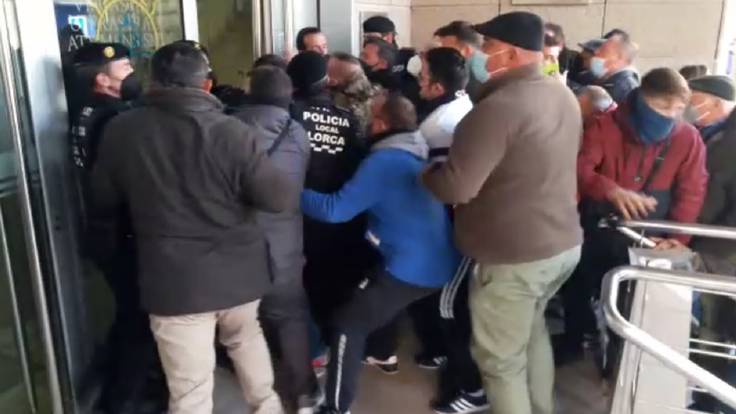 Momento del asalto de un grupo de ganaderos al edificio donde el Ayuntamiento de Lorca celebraba su pleno municipal(Archivo)