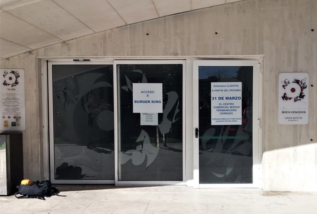 El acceso lateral del edificio Calatrava que alberga el Centro Comercial Modoo, cerrado desde ayer, se ha abierto, como único acceso al Burger King del Centro Comercial tras más de año y medio clausurado por motivos de seguridad.