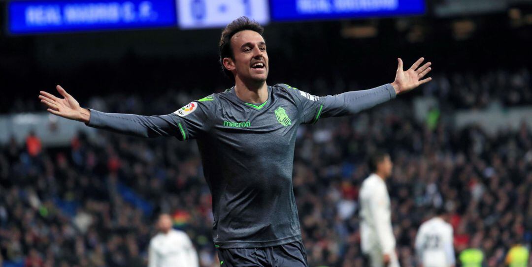 Rubén Pardo celebra el segundo gol de la Real