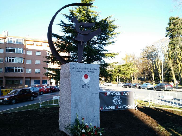 La escultura es obra de Emilio Sánchez