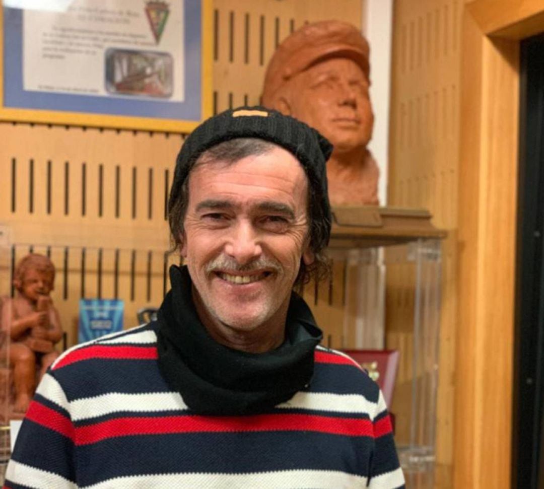 Juan Carlos Aragón en los estudios de Radio Cádiz delante del busto de Paco Alba