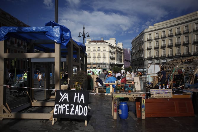 Vista de la plaza de la Puerta del Sol, tras la marcha de la mayoría de los &#039;indignados&#039;