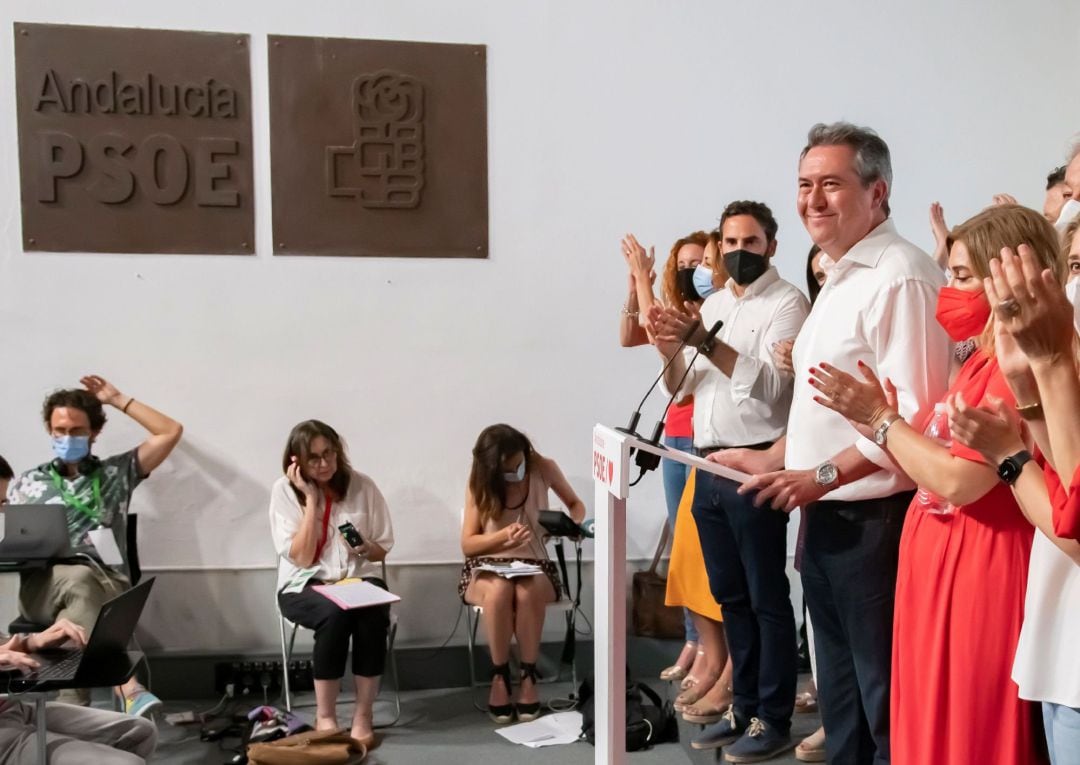 Juan Espadas, se dirige a los asistentes a la sede del PSOE andaluz en Sevilla tras conocerse los resultados en las primarias que los socialistas andaluces han celebrado hoy domingo. 