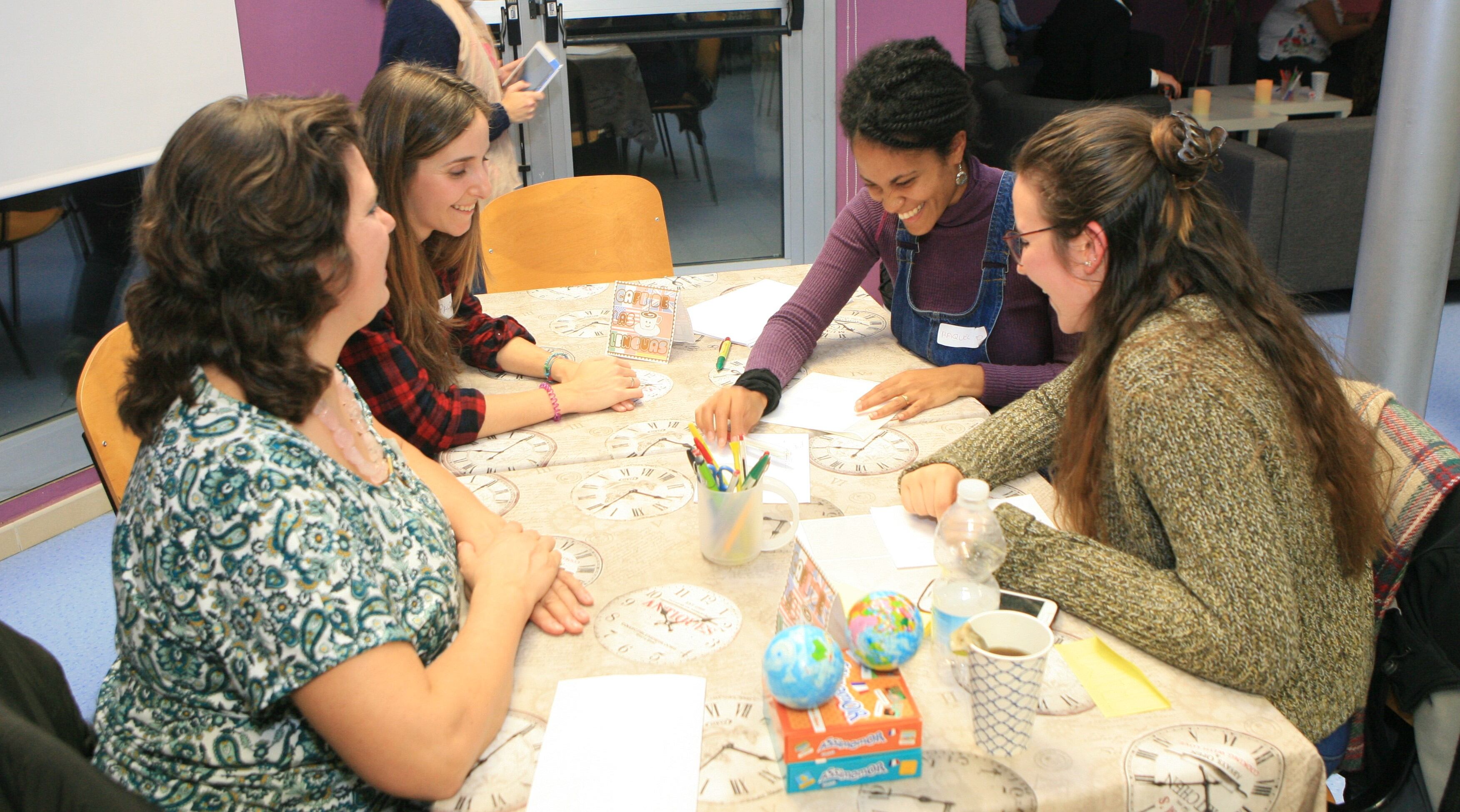 La iniciativa, destinada a jóvenes de entre 16 y 35 años para practicar la conversación en inglés con profesores nativos, pasará a servir también para fomentar el comercio y la hostelería local