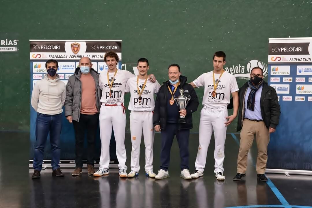 El equipo, con la Copa de campeón de Primera División