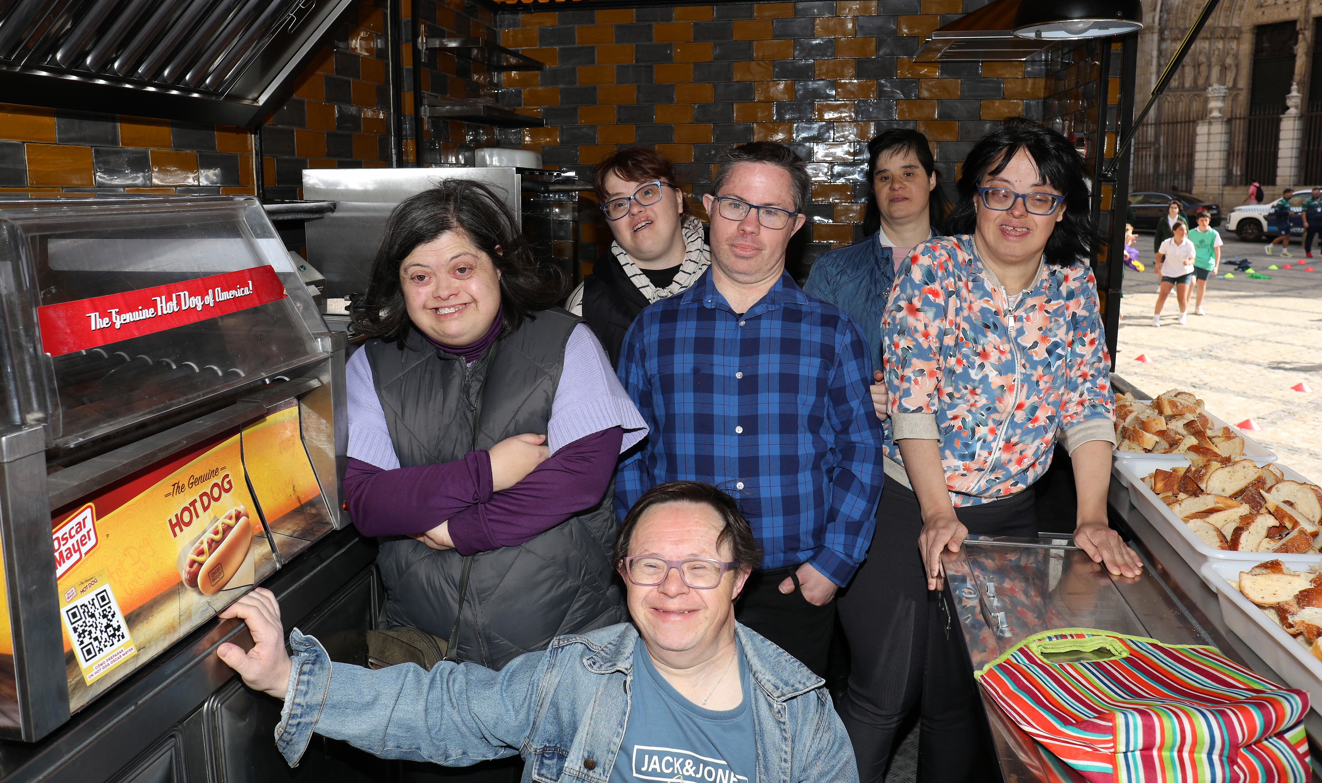 Algunos de los usuarios de Down Toledo, en el interior de la food truck &#039;Sabores&#039;