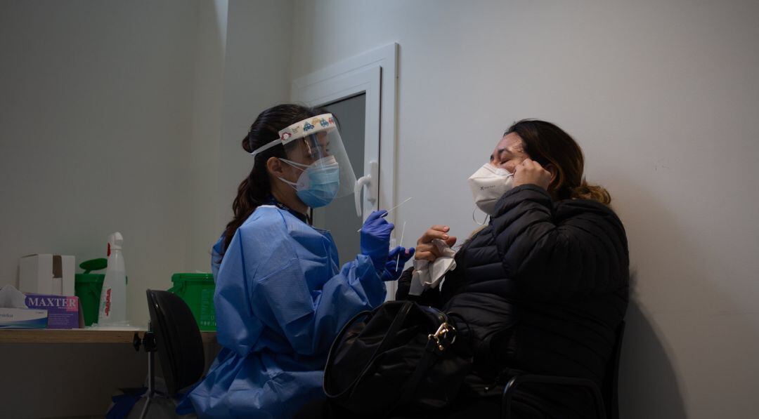 Archivo - Una mujer se somete a una prueba PCR 