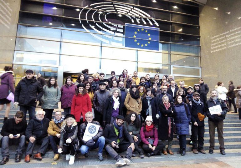 Representantes da cultura galega no Parlamento Europeo coa Eurodiputada Lidia Senra