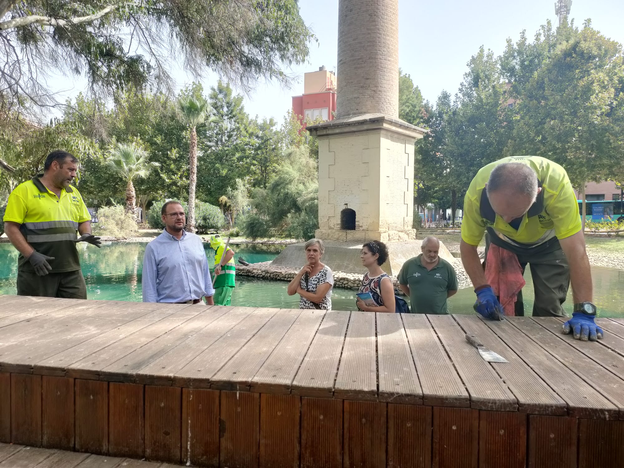 El concejal de Desarrollo Urbano y Ciudad Inteligente del Ayuntamiento de Murcia, José Guillén, observa cómo trabajan los operarios municipales en visita al jardín de la Seda. Ayto. Murcia