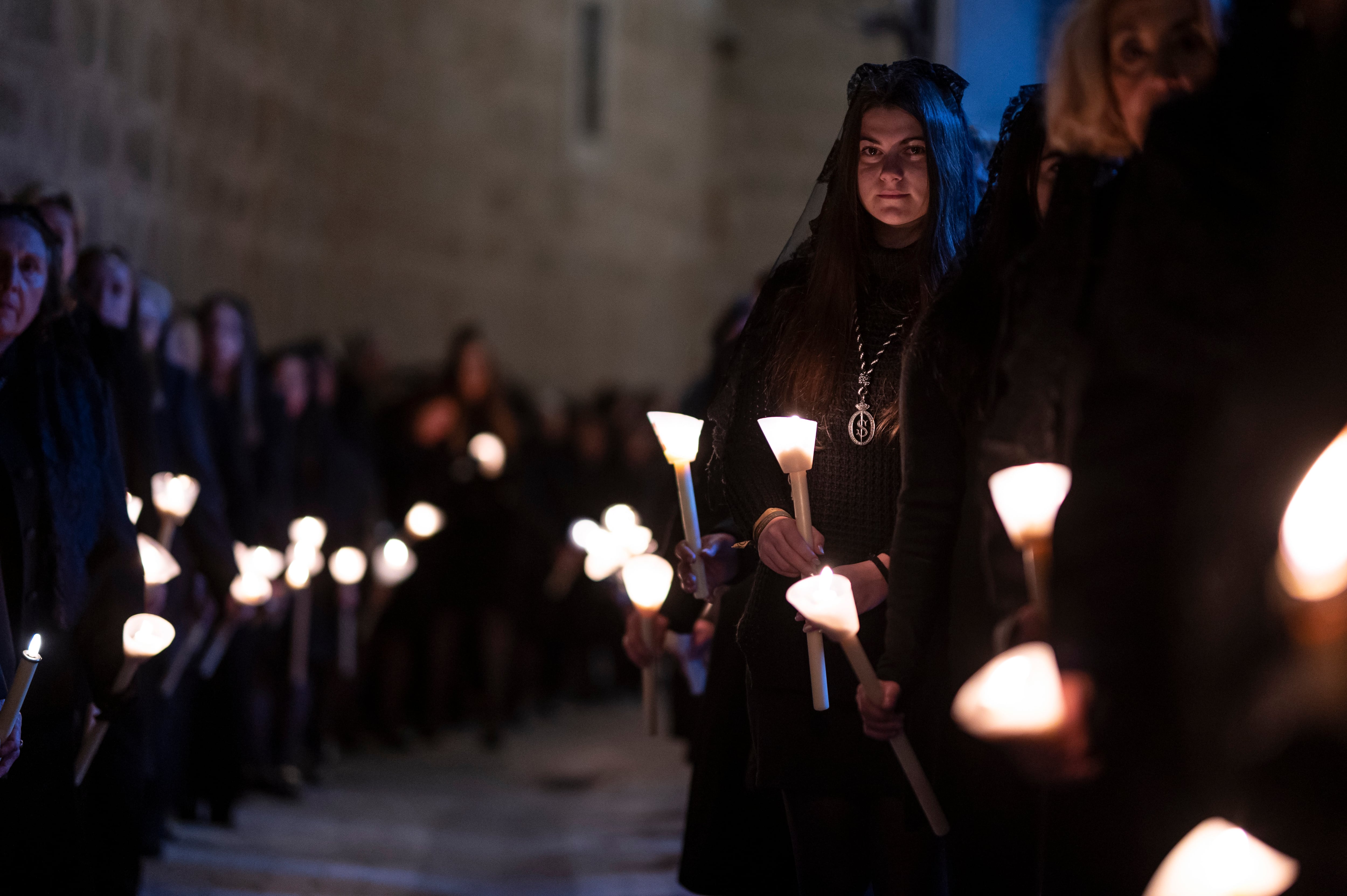 La Cofradía de Nuestra Señora de la Soledad durante la primera procesión de la Semana Santa toledana en Viernes de Dolores