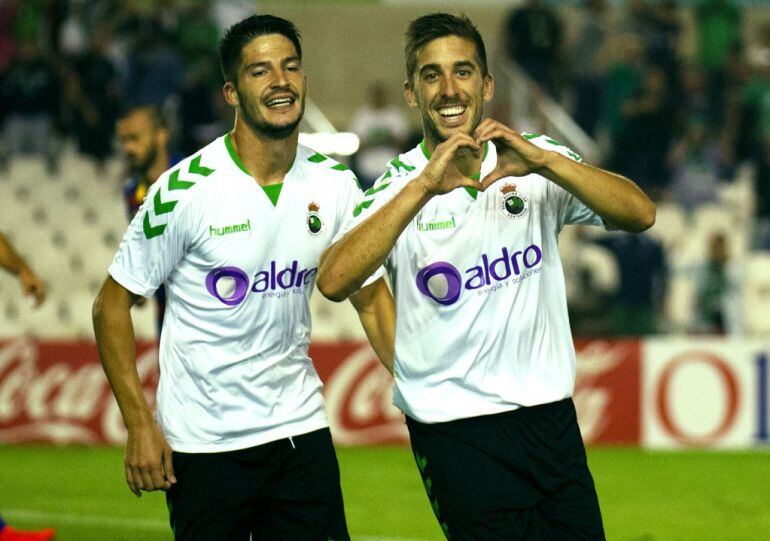 Caye Quintana, autor del primer gol, celebra con Héber Pena el segundo gol marcado frente al Llagostera