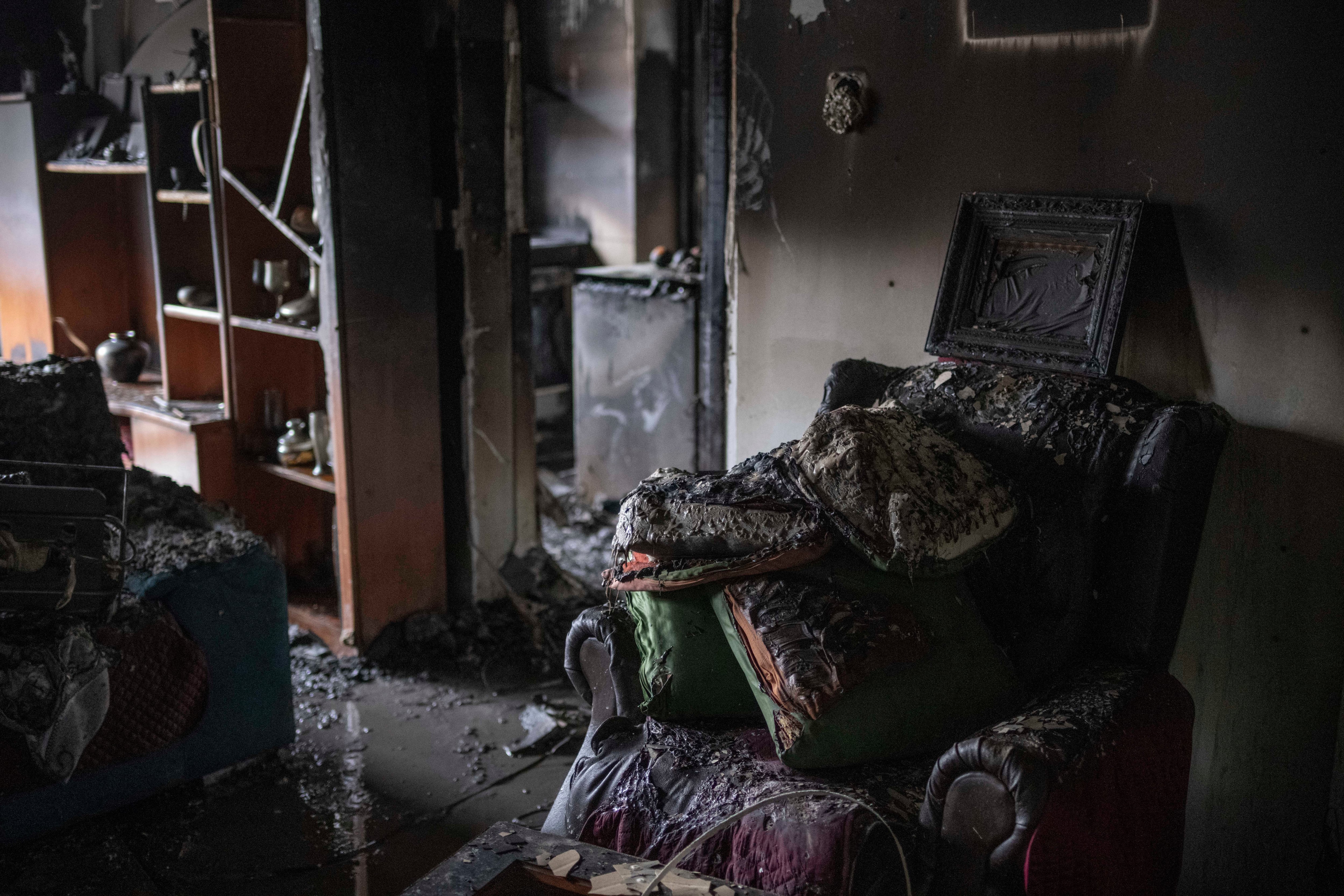 Vista del interior de una vivienda incendiada este sábado en Ourense.