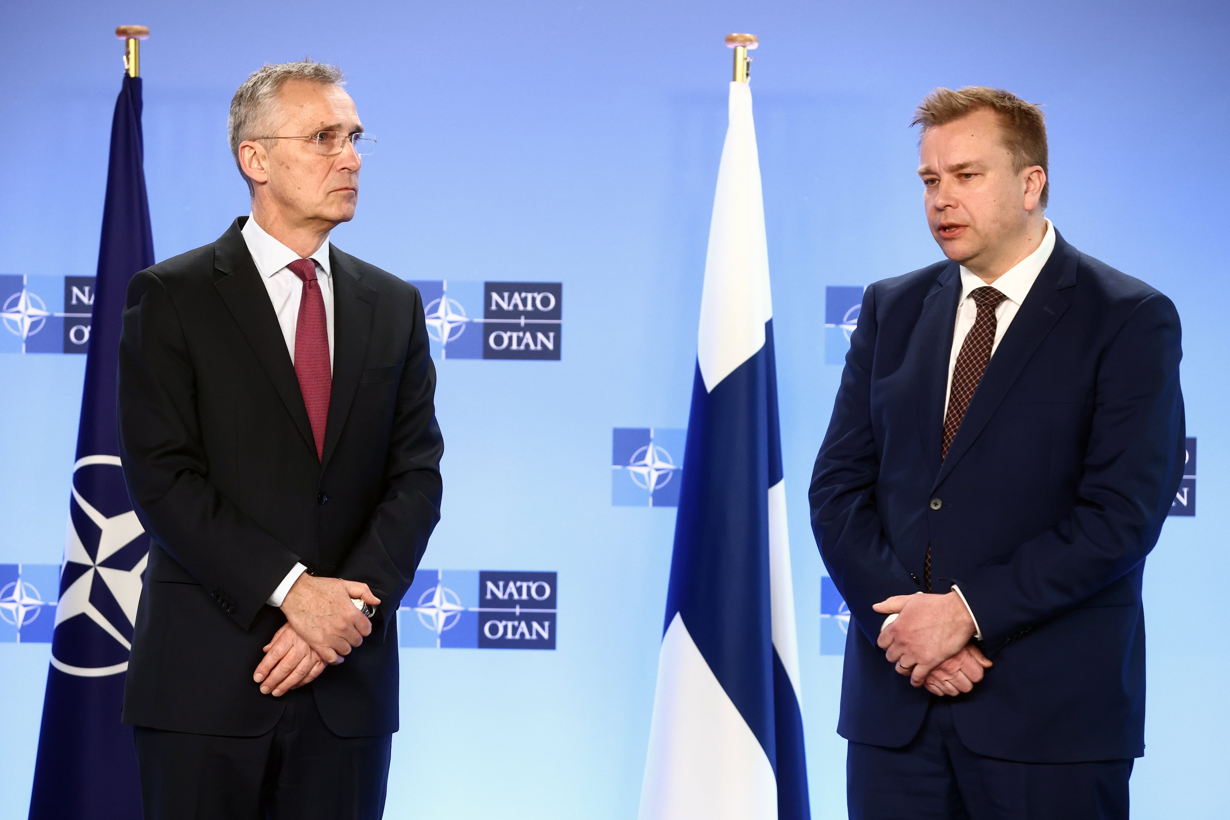 El secretario general de la OTAN, Jens Stoltenberg, durante su última reunión con el ministro de Defensa de Finlandia Antti Kaikkonen