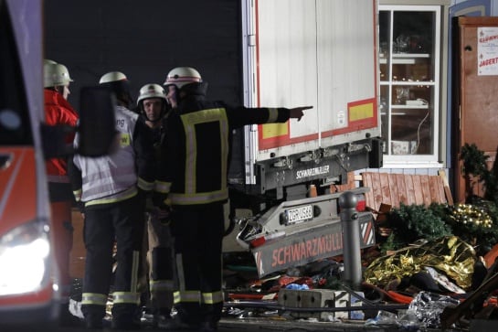 FOTOGALERÍA: Bomberos alemanes junto a la parte trasera del caminión