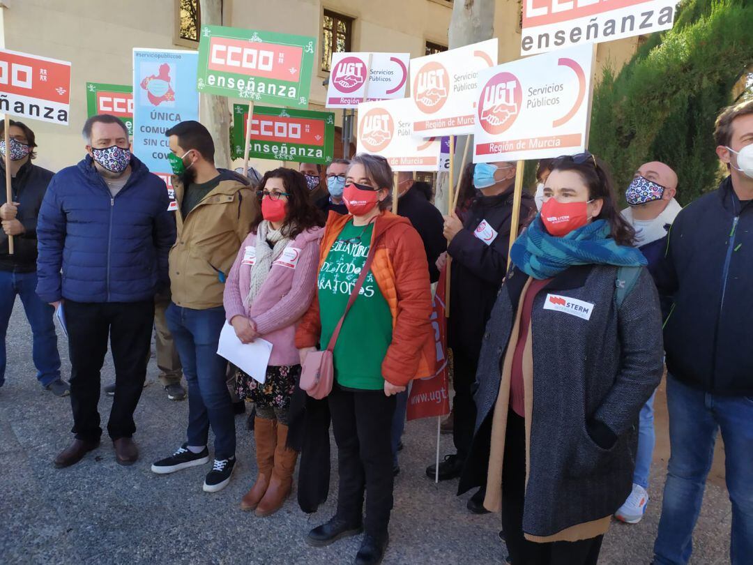 Concentración de las federaciones de enseñanza de UGT, CCOO y STERM frente al Palacio de San Esteban, sede del Gobierno regional en Murcia