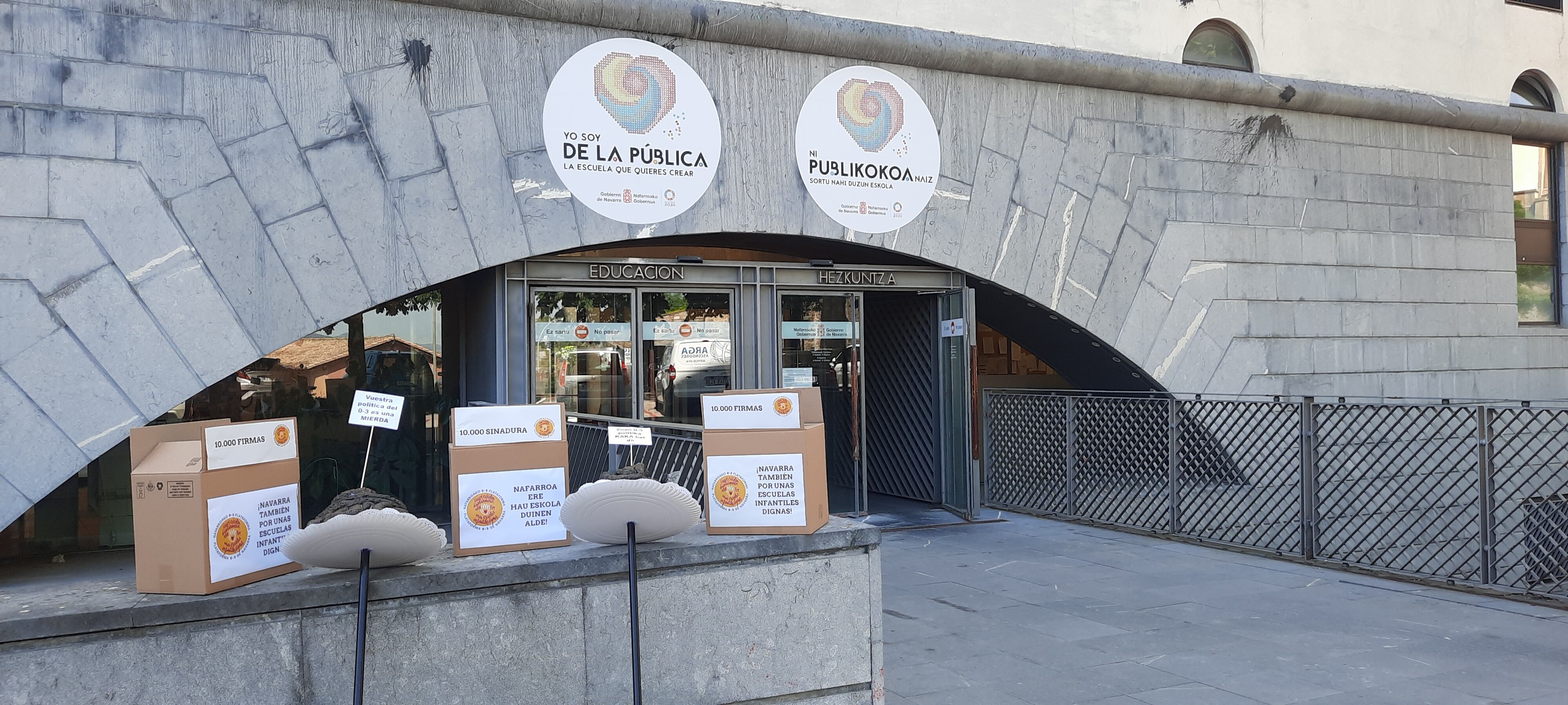 Las educadoras navarras entregan 30.000 firmas en Educación