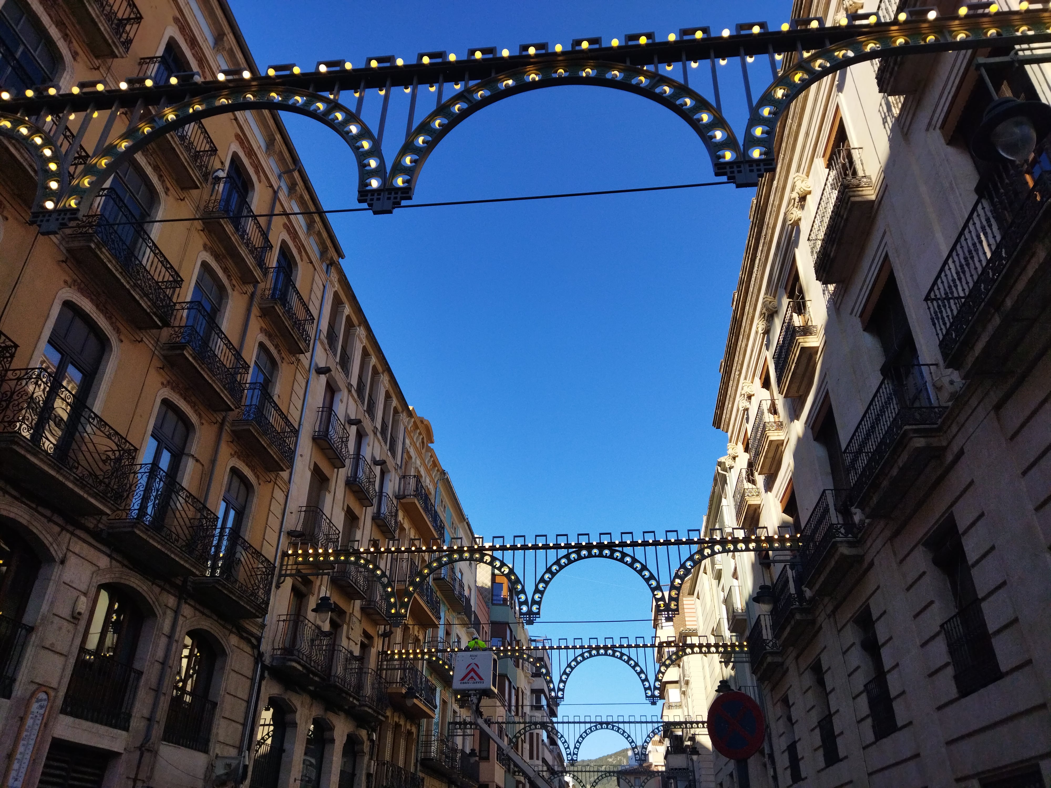 Alcoy inicia la instalación de la enramada de Fiestas por las calle Sant Llorenç y la avenida del País Valencià.