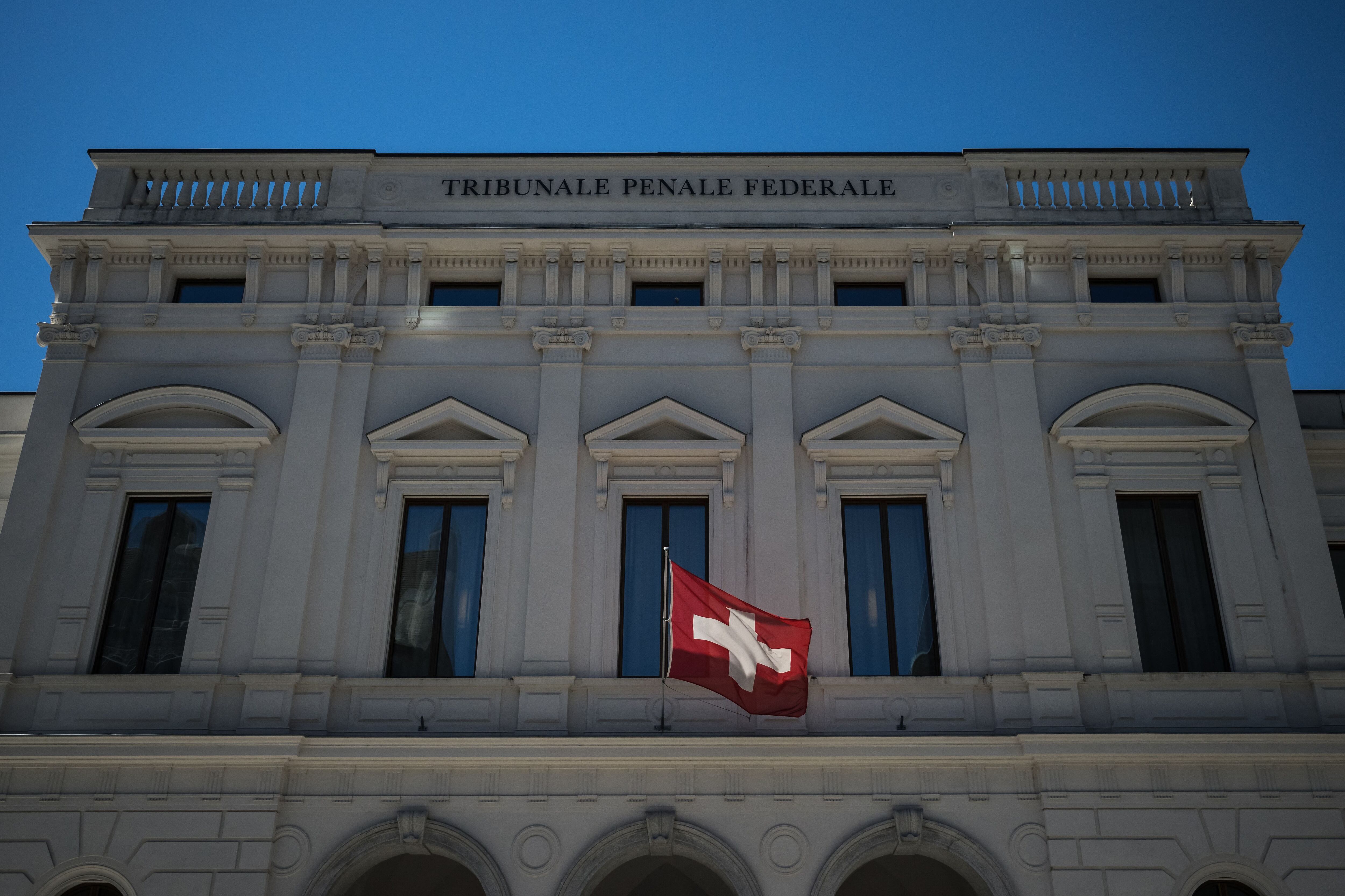 Bandera de Suiza en el Tribunal.