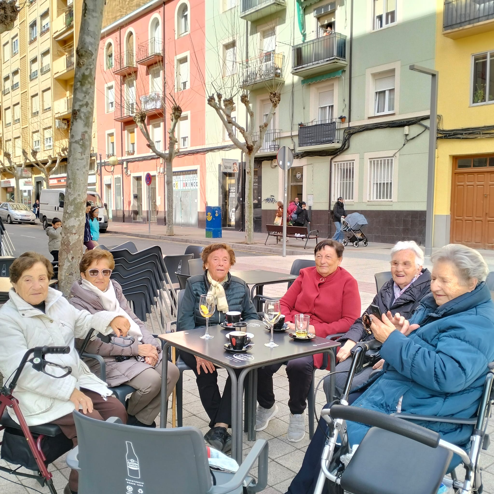 Celebración de la cuadrilla de María tras la instalación de los bancos