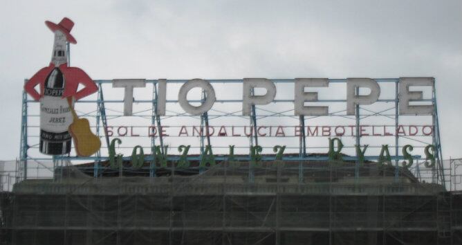 El famoso cartel luminoso del Tío Pepe regresa a la Puerta del Sol