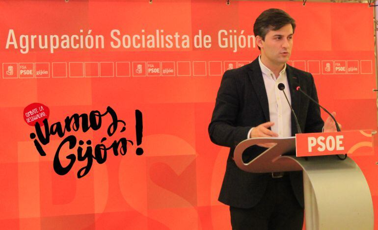 El presidente de la Comisión Gestora del PSOE gijonés, José María Pérez, interviene en un acto de partido. 