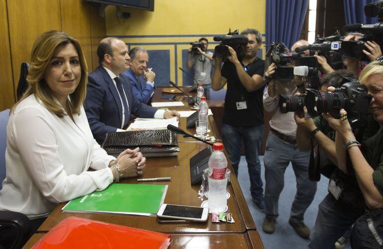 La presidenta de la Junta de Andalucía, Susana Díaz, rodeada de cámaras momentos antes de comenzar su comparecencia ante la comisión de investigación del presunto fraude de las ayudas a los cursos de formación