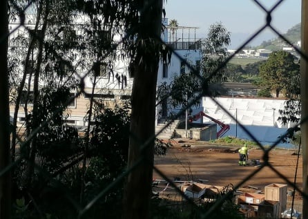 En el interior del cuartel militar de Las Raíces (La Laguna, Tenerife) siguen desarrollándose algunos trabajos de acondicionamiento alrededor del edificio principal en torno al que giran las carpas ya instaladas