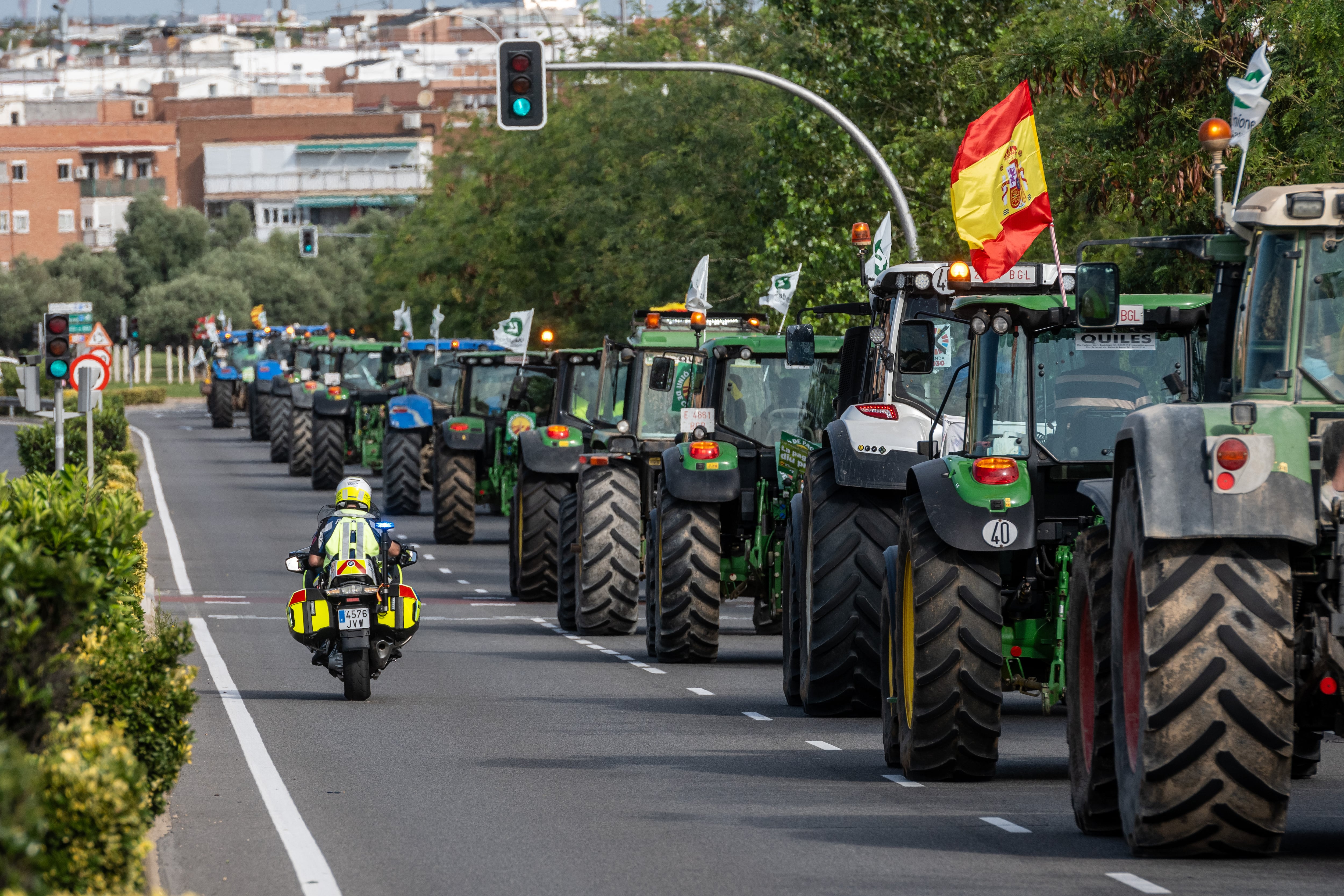 Diferentes agricultores de toda España llegan a Madrid para llevar a cabo una tractorada este miércoles como protesta para pedir ayudas al Gobierno que les permita afrontar la sequía, la subida de los costes de producción y para que aceleren la aprobación de nuevas medidas.