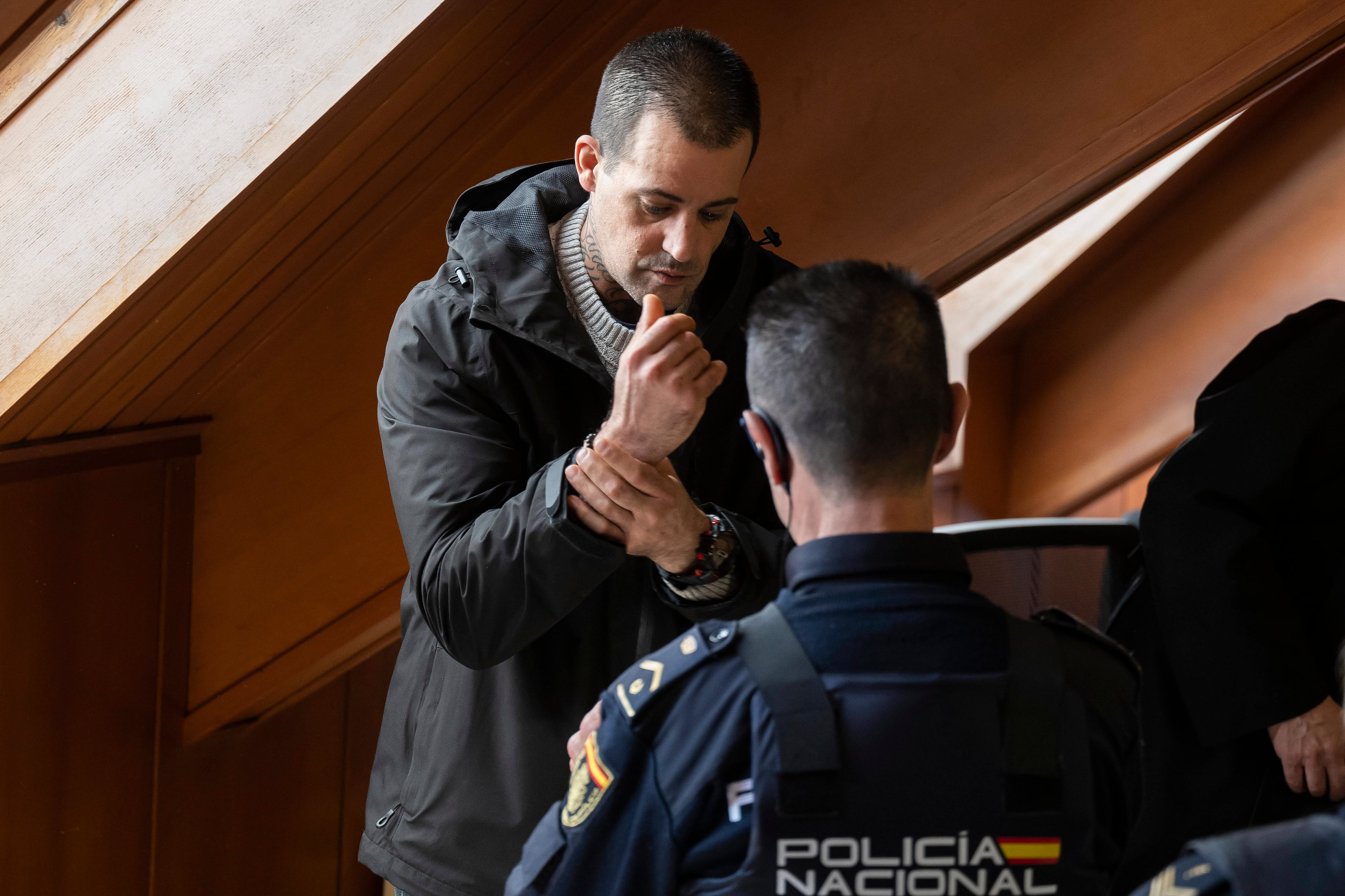 El acusado de matar a su mujer y su hija de once meses en la localidad cántabra de Liaño en 2021, este jueves durante el juicio en la Audiencia de Cantabria. EFE/ Pedro Puente Hoyos