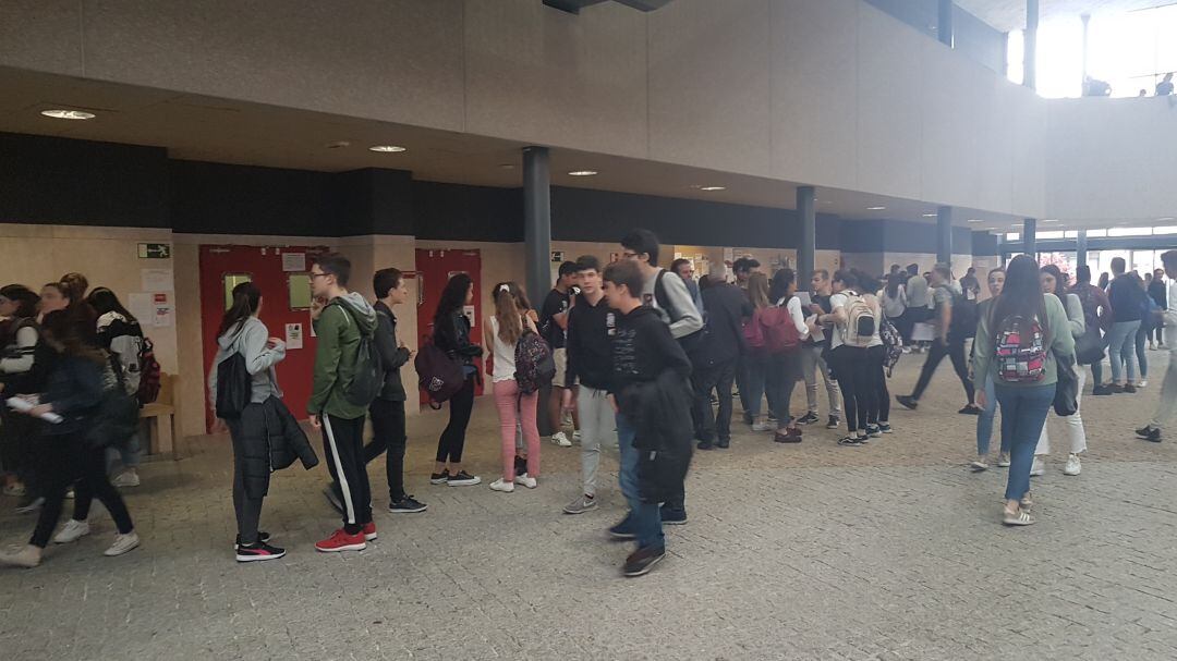 Alumnos de Bachillerato en el descanso de la primera jornada de examenes de la EBAU