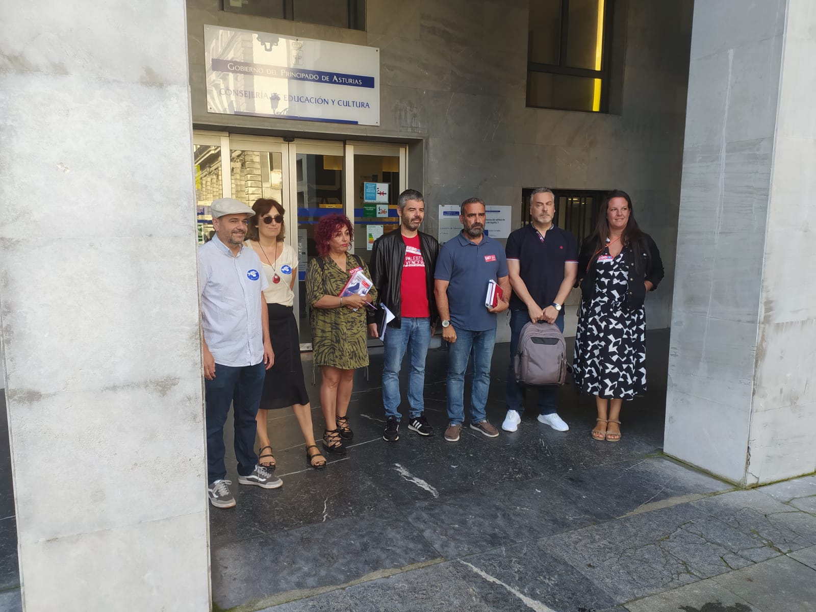 Los representantes de los sindicatos convocantes de la huelga, ayer, a las puertas de la Consejería.