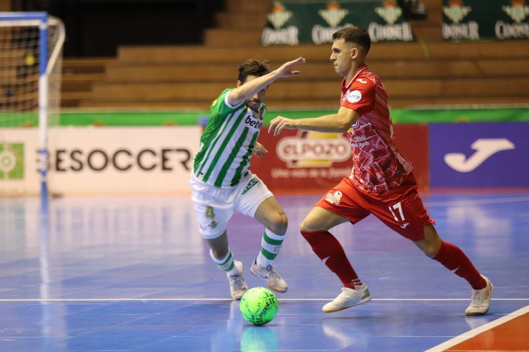 Marcel sale con el balón en el partido contra el Betis
