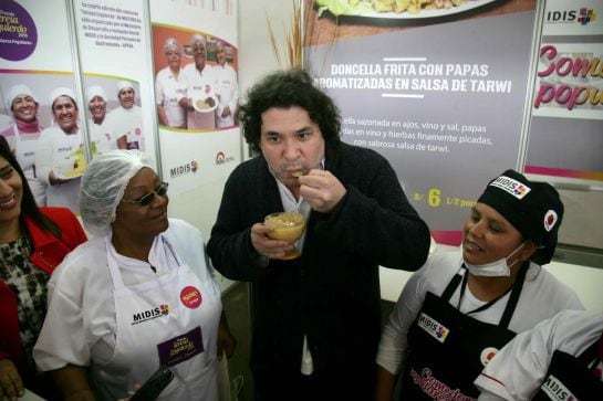 El reconocido chef peruano Gastón Acurio, saboreando uno de los potajes ofrecidos en la feria gastronómica Mistura.