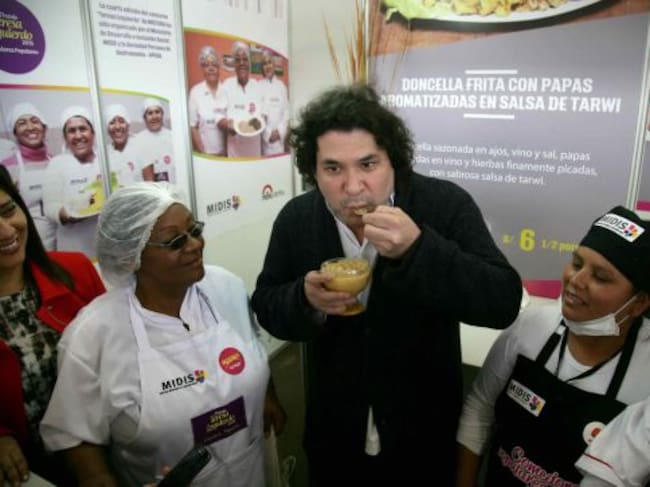 El reconocido chef peruano Gastón Acurio, saboreando uno de los potajes ofrecidos en la feria gastronómica Mistura.