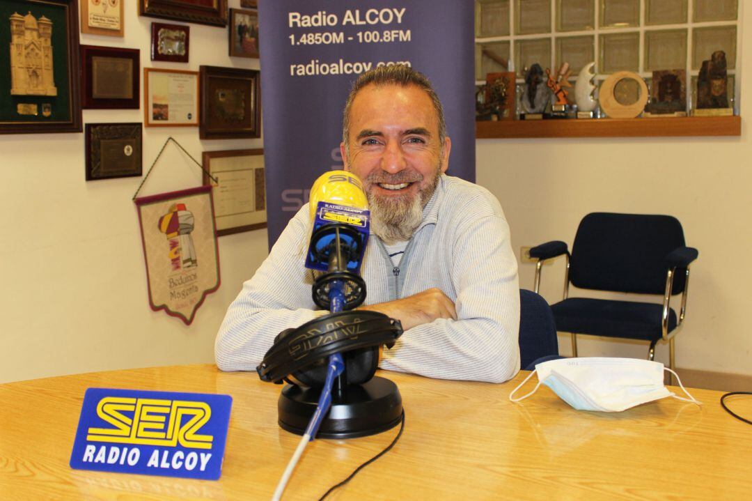 El pintor Jesús Cees en los estudios de Radio Alcoy